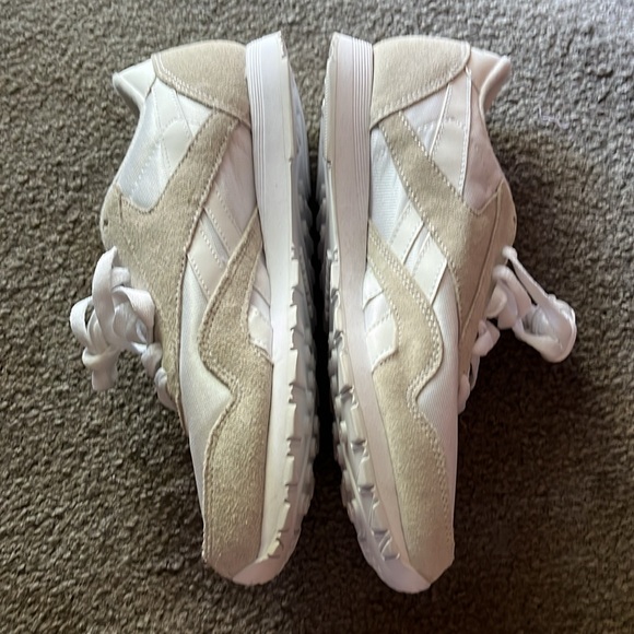 NWOT Reebok classics, white, size 9, never worn - Picture 3 of 7